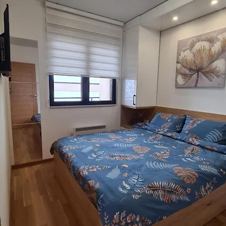 Free Garage アパート *