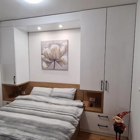 Free Garage アパート